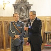 Z szablą w dłoni i z głową na karabinie