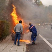 Pożar samochodu spalinowego