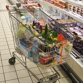 Duże sklepy miałyby zapłacić za marnowanie żywności