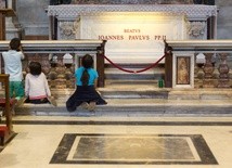 Przy grobie Jana Pawła II odprawiono dziś Mszę św. w rocznicę inauguracji jego pontyfikatu