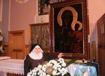 S. Pia, kapucynka przy obrazie Matki Bożej w zakonnym chórze