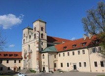 Rozebrany mężczyzna wszedł na ołtarz w kościele w Tyńcu