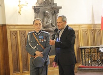 Z szablą w dłoni i z głową na karabinie