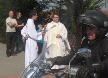 Po Mszy św. ks. Tomasz Tomczak pobłogosławił motocyklistów i poświęcił ich jednoślady