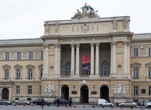 Napastnik zabarykadował się w pomieszczeniu, porozbijał okna i zaczął ranić szkłem przebywające z nim osoby 