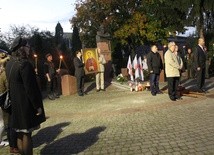 Modlitwa przy pomniku bł. ks. Jerzego, przed płocką Stanisławówką