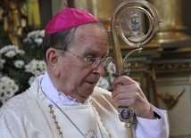 Abp Henryk Muszyński w czasie Mszy św. przed ołtarzem z cudowną figurą Matki Bożej Brzemiennej - Pani Skępskiej