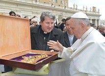 Papież Franciszek błogosławi korony dla obrazu Matki Bożej w parafii w Popowie Kościelnym (diecezja płocka)