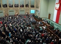 Sondaż: PiS na szpicy, trzy partie w Sejmie