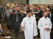Wprowadzenie Krzyża i Ikony Światowych Dni Młodzieży do kościoła na Stanisławówce