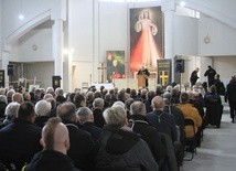 Płock. Rekolekcje Rycerzy JP II - sanktuarium