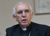 Arcybiskup dystansuje się od polityki