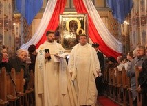 Ojcowie paulini wprowadzają obraz Czarnej Madonny do kościoła w Sulerzyżu