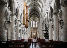 Belgia: Na Mszy 15 osób, w sklepie nawet 550. Katolicy: Jawna dyskryminacja