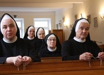Modlitwa różańcowa sióstr pasjonistek przed obrazem Czarnej Madonny
