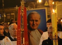 Na czele wielkanocnej procesji ulicami Sierpca niesiono krzyż przepasany czerwoną stułą, płonący paschał i obraz św. Jana Pawła II