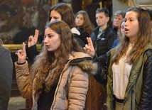 Członkowie Katolickiego Stowarzyszenia Młodzieży składają swe przyrzeczenia