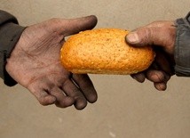 Jeśli podasz twój chleb zgłodniałemu...