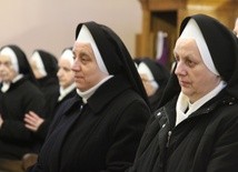 Siostry pasjonistki na modlitwie w rocznicę śmierci m. Józefy Hałacińskiej w płockiej kolegiacie