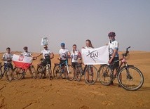 Na Saharę dojechali rowerami
