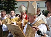 Płock. Poświęcenie mozaiki w oknie papieskim