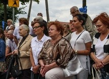 Wzruszenie i łzy towarzyszą chwili, gdy jest witany obraz Czarnej Madonny