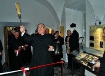 Ks. Andrzej Wujek poświęcił salę muzealną poświęconą kard. Augustowi Hlondowi