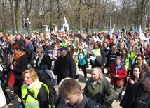 Rodziny w pielgrzymce z archikatedry częstochowskiej na Jasną Górę