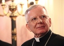Abp Marek Jędraszewski zachęca do udziału w akcji Polska pod Krzyżem