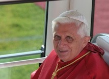 Niemal trzy tysiące życzeń napłynęło z całego świata drogą internetową dla Benedykta XVI z okazji 95. urodzin