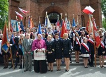 Bp Roman Marcinkowski z uczestnikami zlotu szkół Westerplatte