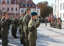 Na Starym Rynku odbyło się uroczyste złożenie przysiegi przez uczniów klas pierwszych 