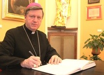 Abp Józef Kupny: "Zdajemy dzisiaj egzamin z miłości bliźniego i umiejętności rezygnowania z własnych pragnień na rzecz większego dobra"