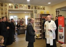 Bp Piotr Libera dokonując poświęcenia księgarni modlił się, aby to miejsce "owocnie służyło Kościołowi"