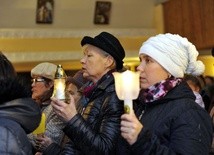 Wierni powitali obraz Czarnej Madonny z płonącymi lampionami w dłoniach