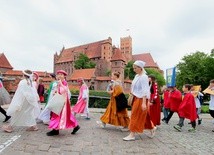 Malbork. Barwny korowód na ulicach miasta 