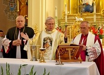 Biskup Piotr Libera przewodniczył Mszy św. dziękczynnej za 450 lat gotyckiej świątyni w Szreńsku