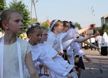 Hołd dzieci w czasie procesji z obrazem Czarnej Madonny