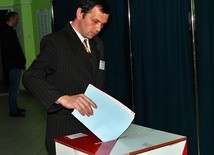 Głosowanie w Obwodowej Komisji Wyborczej w Płońsku, mieszczącej się w Gimnazjum nr 1 im. Papieża św. Jana Pawła II