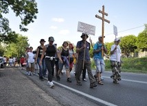 Pielgrzymi wędrujący z Bieżunia do Niepokalanowa mają do pokonania 138 km