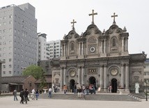 Chiny: Władze coraz bardziej zaostrzają walkę z "kościołami domowymi"