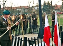 Kwiaty i znicze były znakiem żywej pamięci mieszkańców Płońska o zbrodni katyńskiej i katastrofie smoleńskiej