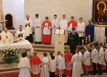 Najmłodsi: ministranci i dzieci pierwszokomunijne stanęli najbliżej ołtarza i tronu Matki Bożej Królowej Polski w kościele w Zielonej