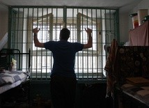 Co trzeci Polak boi się tortur w razie aresztowania