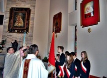 Ks. prał. Marek Jarosz dokonuje poświęcenia i okadzenia nowych relikwii i obrazów w kościele parafii św. Maksymilina Marii Kolbego