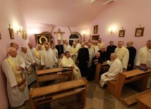 Na zakończenie Eucharystii wszyscy ksieża stanęli przy Janogróskim wizerunku
