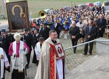 Procesja z obrazem Czarnej Madonny weszła na wzgórze, na którym wznosi się parafialny XIX-wieczny kościół