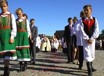 Zespół "Mali Karniewiacy" w procesji na powitanie obrazu Matki Bożej Częstochowskiej