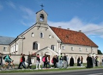 Modlitwa w Godzinie Miłosierdzia przed klasztorem klarysek kapucynek