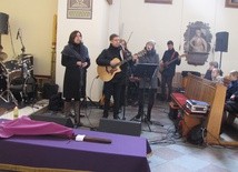 Wspólna modlitwa, śpiew i świadectwo złożyły się na parafialny dzień skupienia u ojców pasjonistów, który animował zespół "Moja Rodzina" z Glinojecka